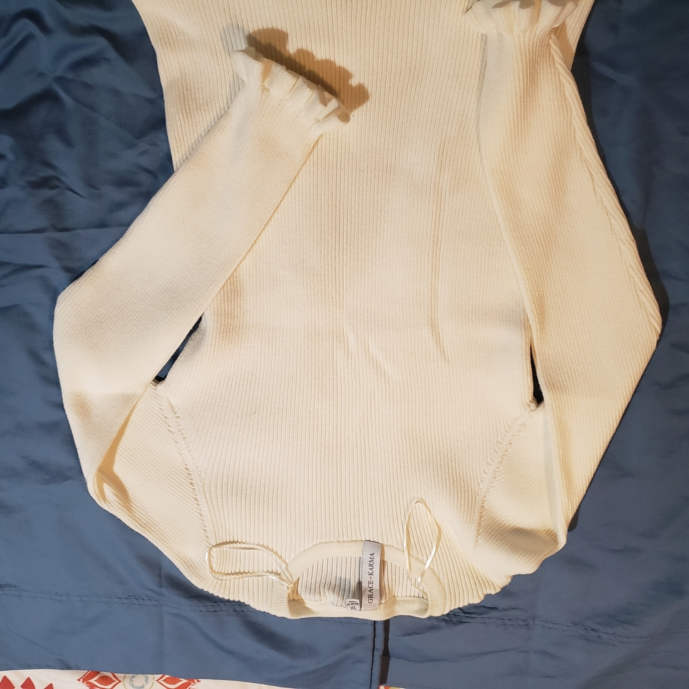 Ribbed Scoop Neck Sweater in Cream